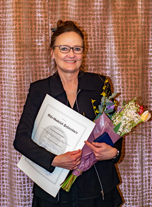Portrait Malin with diploma and flowers