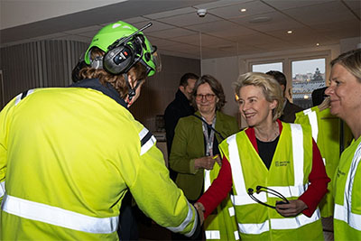 Fabian shaking hands with Ursula von Lyen and to the right Swedish Primeminister Magdalena Andersson