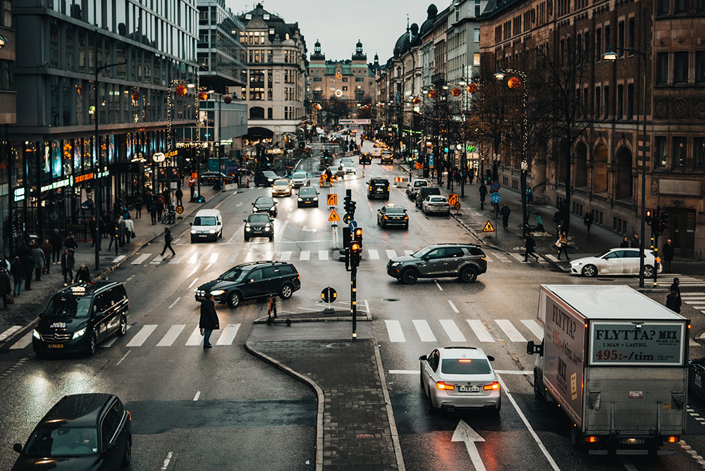  Trafikerad gata i regntungt och grått Stockholm