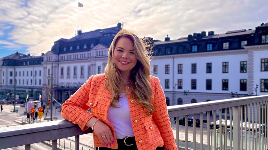 Antonia Dåderman på en bro i Stockholm