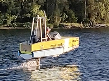 En testmodell av fritidsbåt färdas i vatten.