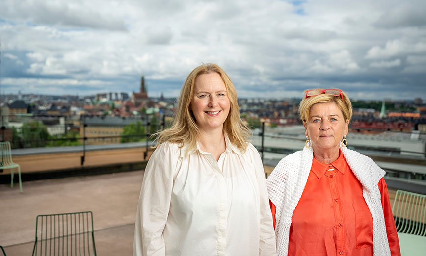 Porträttbild av Susanne Odung och Christina Carlsson med vy från takterassen på Brinellvägen 8 på KT