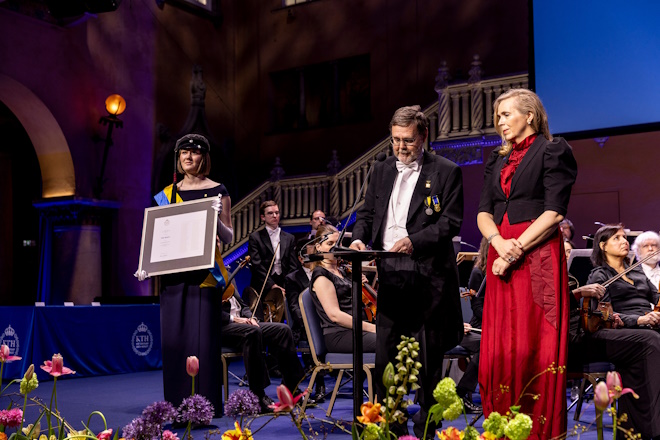 Pristagare 2023 Tilde Björfors mottar diplom på scenen.