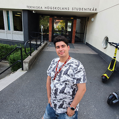 man stands in entrance of THS building at KTH