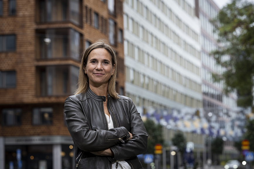 Johanna Skogestig framför husfasader i storstad
