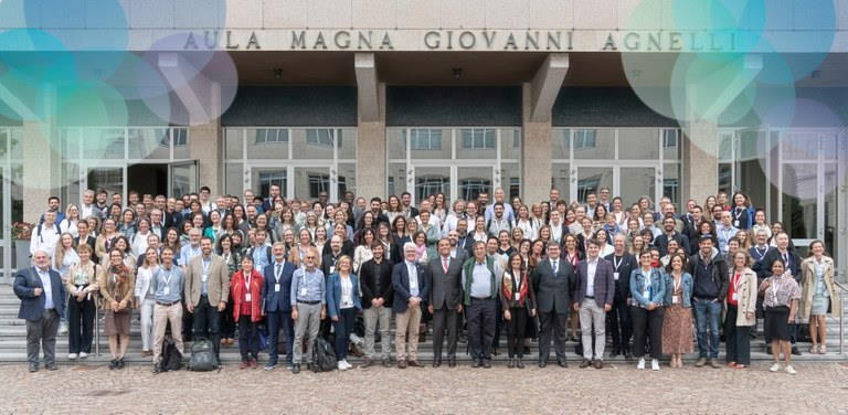 Cirka 200 Unite!-delegater framför Aula Magna vid Politecnico di Torino