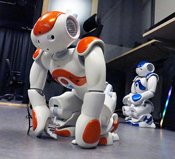 En robot som står på knä.