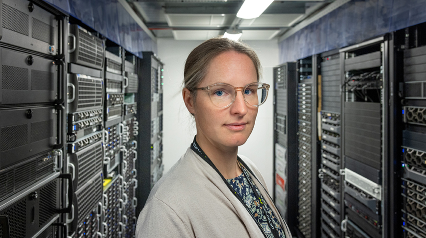 Lucie Delemotte i en serverhall där data från hennes forskning kommer att bearbetas med AI.