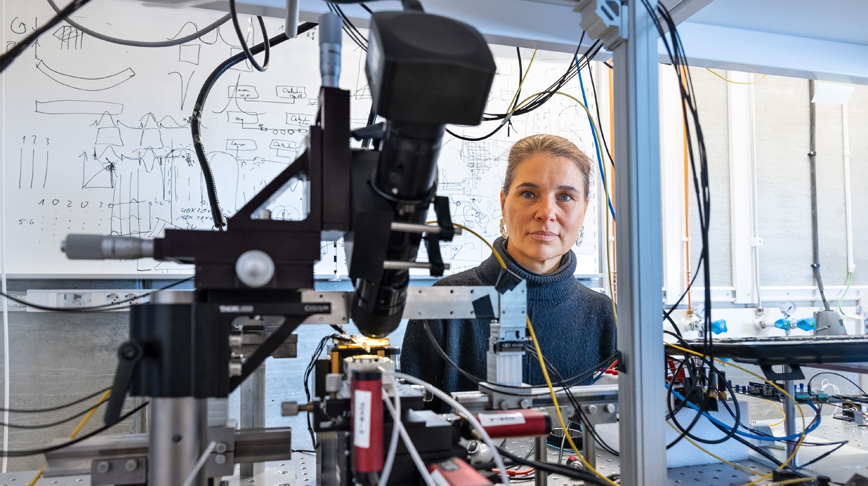 Anna Delin i ett optiskt labb för forskning kring materialegenskaper vid laserbelysning.
