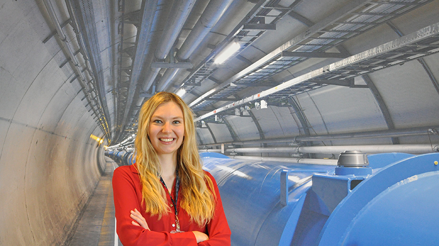  Sandra Muhr står framför en accelerator på CERN
