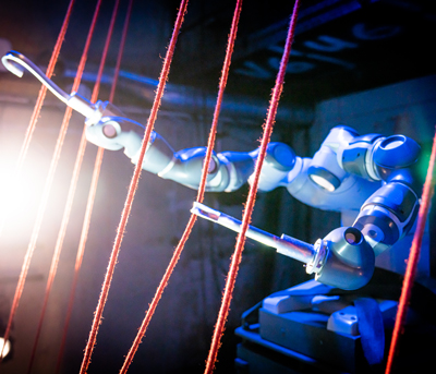 Queen spelar på det interaktiva musikinstrumentet Vocal Chorder på scengolvet i Reaktorhallen.halle