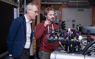 KTH Professor Val Zwiller and postdoc Thomas Descamps in the KTH laboratory