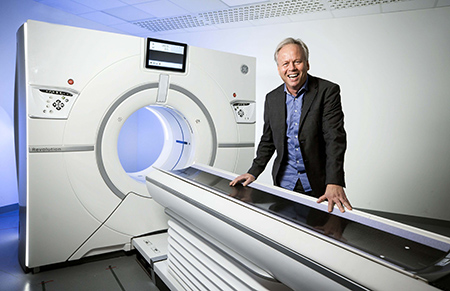 Man vid en datortomograf.