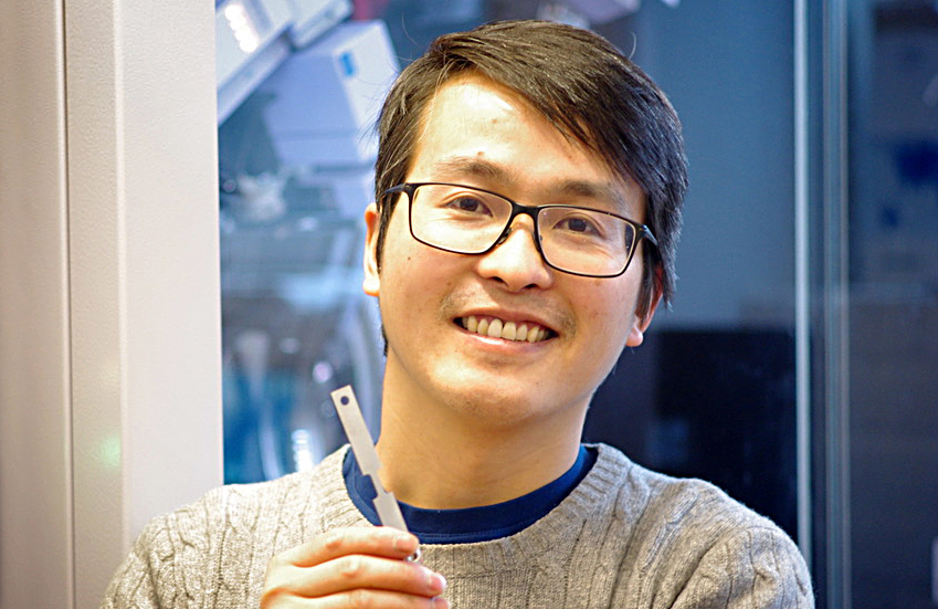 Song Lu, en av forskarna bakom studien, håller i en metallegering som forskarna tagit fram.