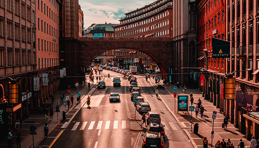 Kungsgatan i Stockholm med bilar.