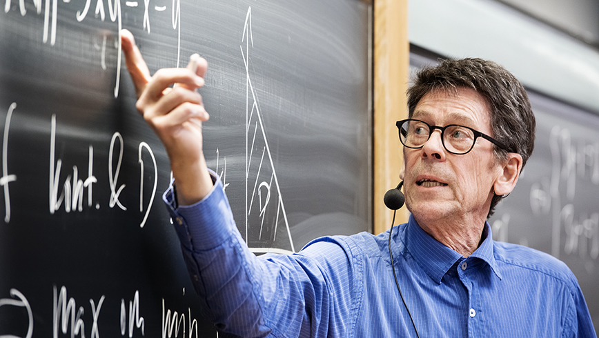 Lars Filipsson pekar på en ekvation på svarta tavlan.