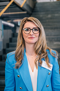 Mineta Galijasevic i ljusblå kavaj