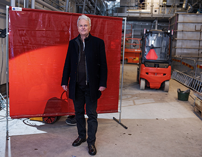 Östen Ekengren in front of a red screen in the water research facility in Loudden
