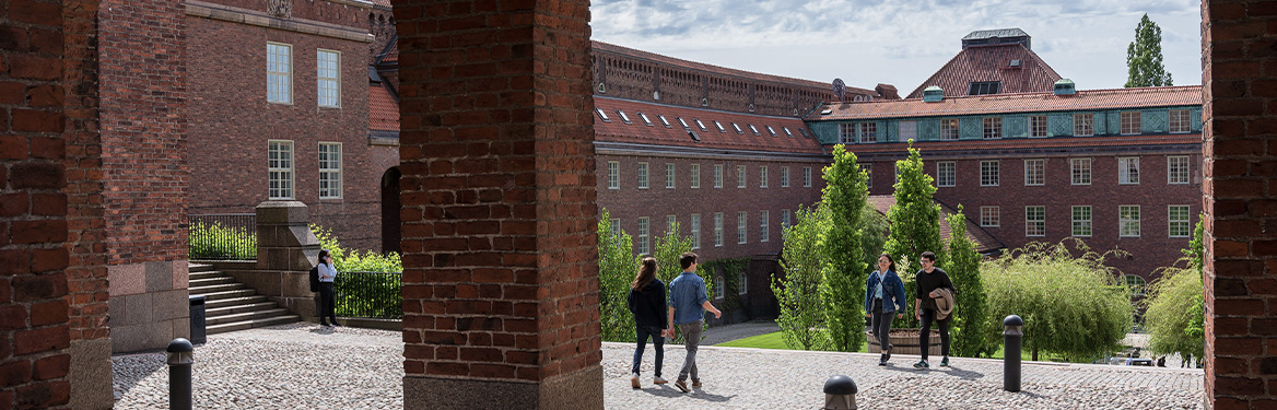 KTH students walking together on campus