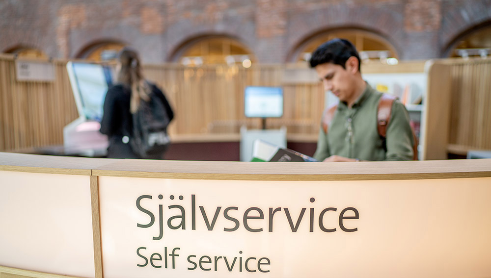 Self service in the library. Photo: Manus Glans.