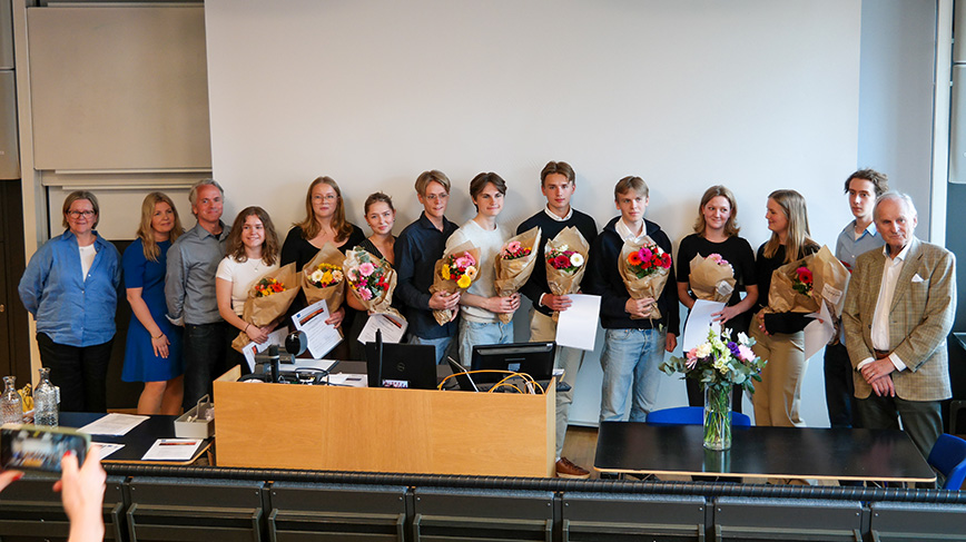 en grupp personer längst fram i en föreläsningssal