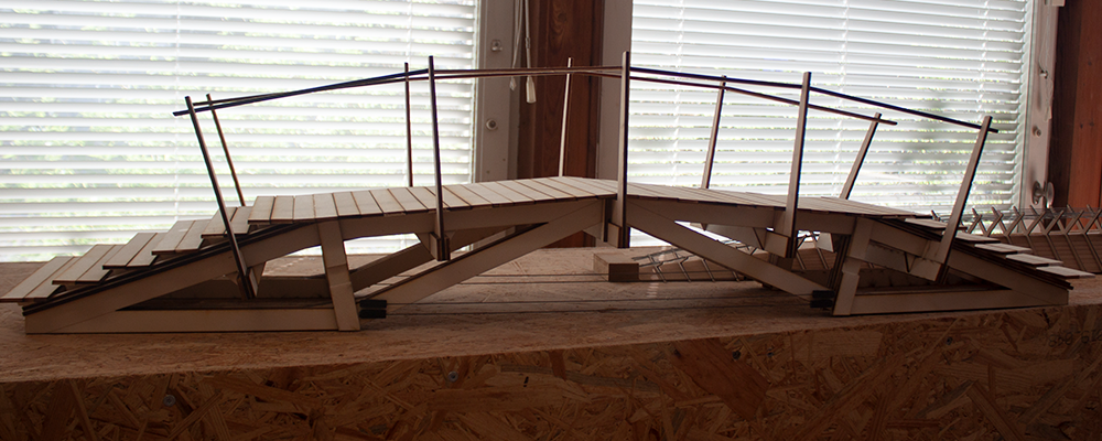 Modell på den fribärande 10 meter långa bron.