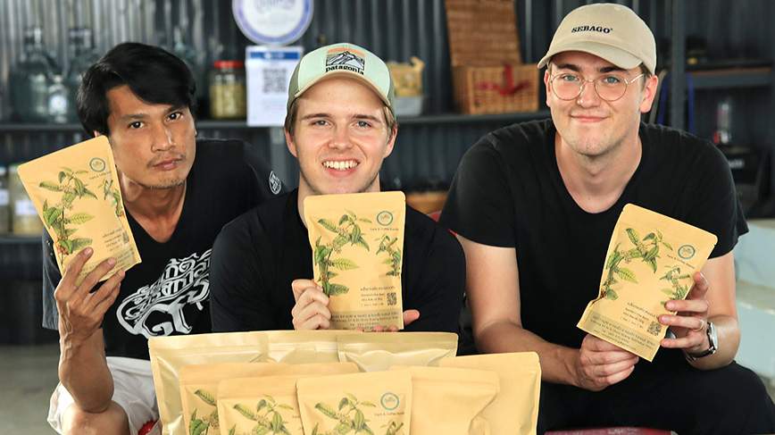 Filip Borgström och David Sigge tillsammans med en medarbetare på kaffe-odlingen.