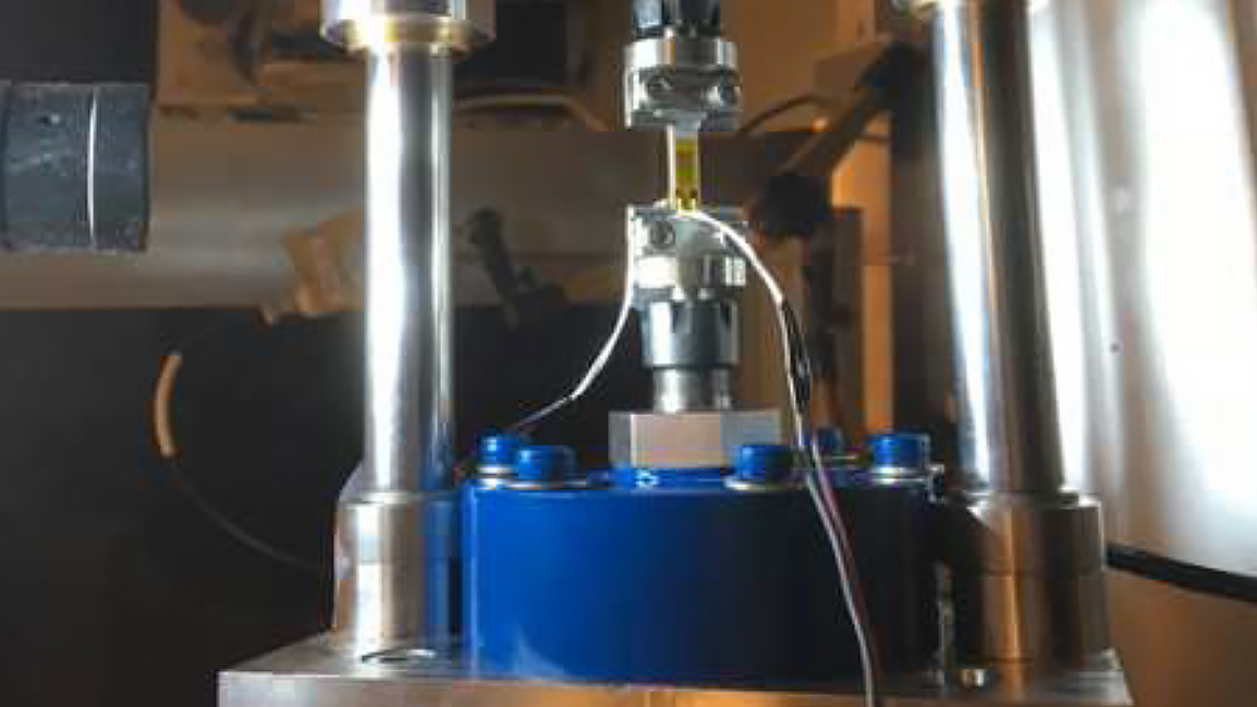 Compact uniaxial load frame