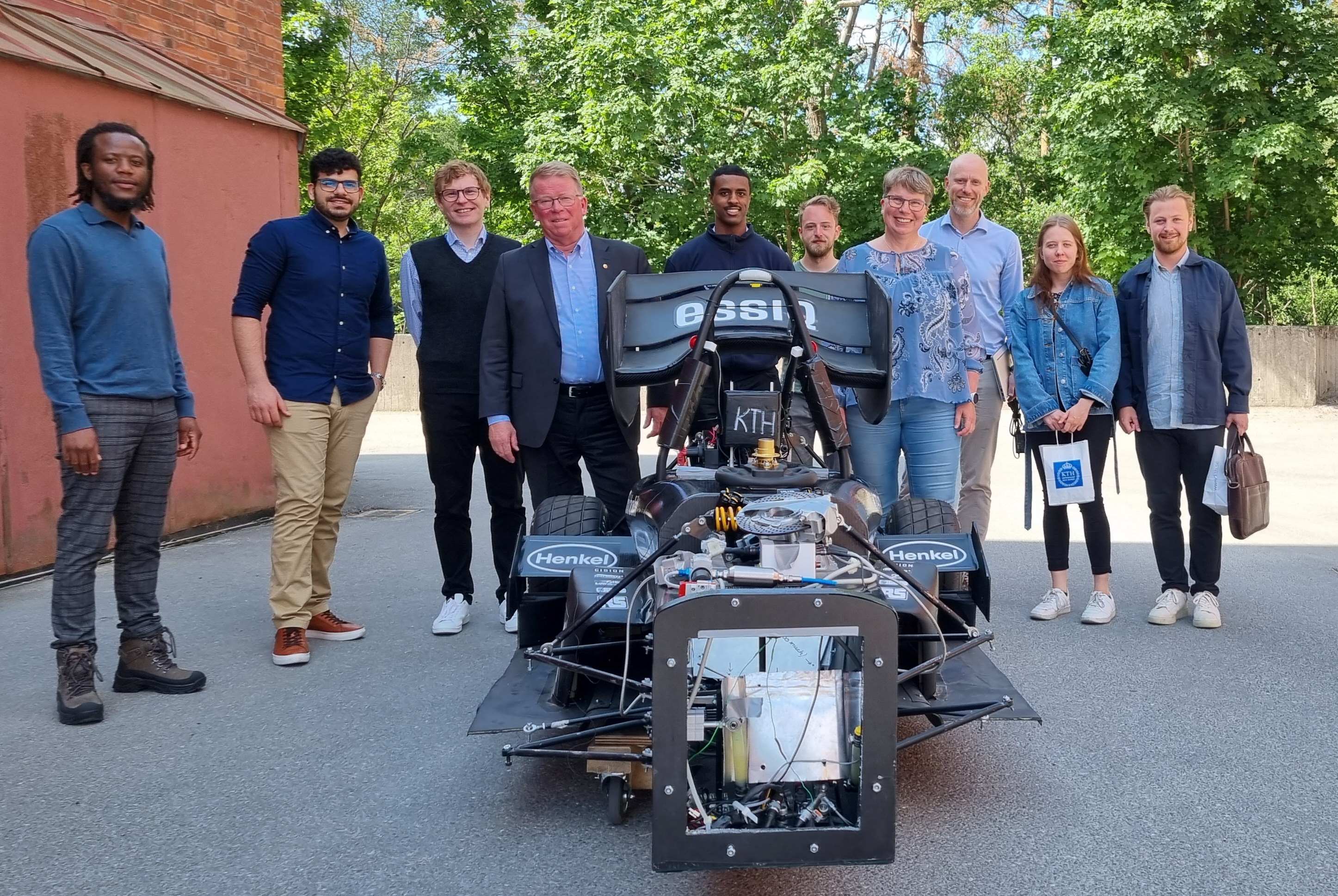 Members of KTHFS presented the project and the car at the DMMS board meeting