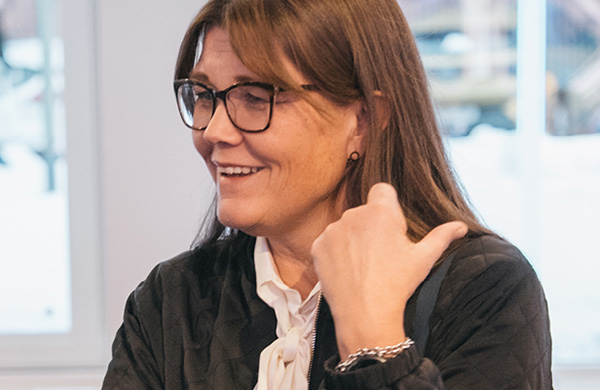 Kvinna som tittar tll höger ut ur bild