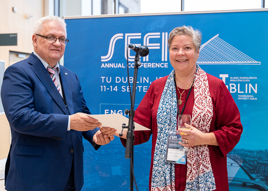 2 people standing looking in the camera, the woman Krisitna Edström on the right receiving the prize