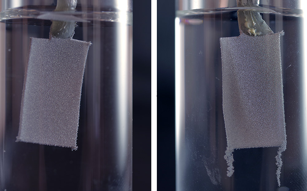 Elektroder nersänkta i vatten som visar hur nanocellulosa drar till sig nickel och kadmium.