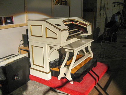 Orgel eller spelbord gjort i trä.