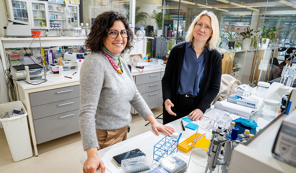 Två kvinnor i labbmiljö