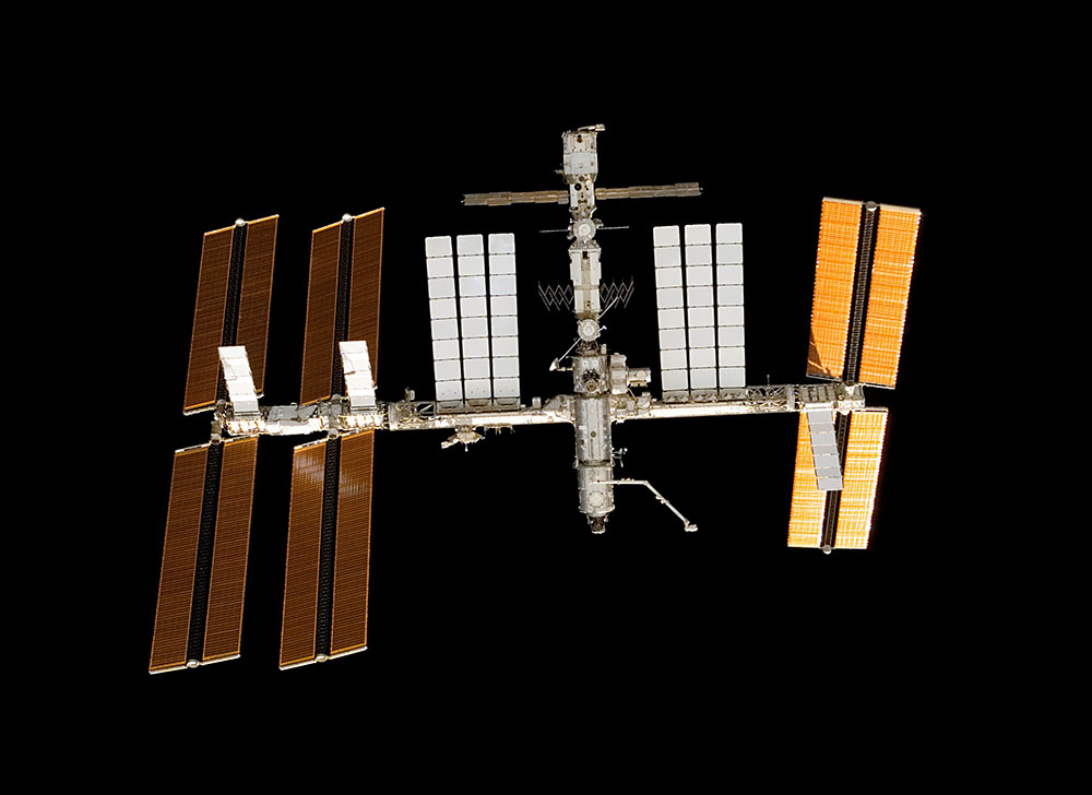 Den internationella rymdstationen ISS mot svart himmel