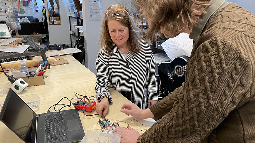 Eva-Lotta Sallnäs Pysander instruerar en ex-student som bygger taktila system