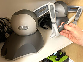 Bild på ett hjälpmedel, en hårdvara som kan liknas vid en 3D-mus.