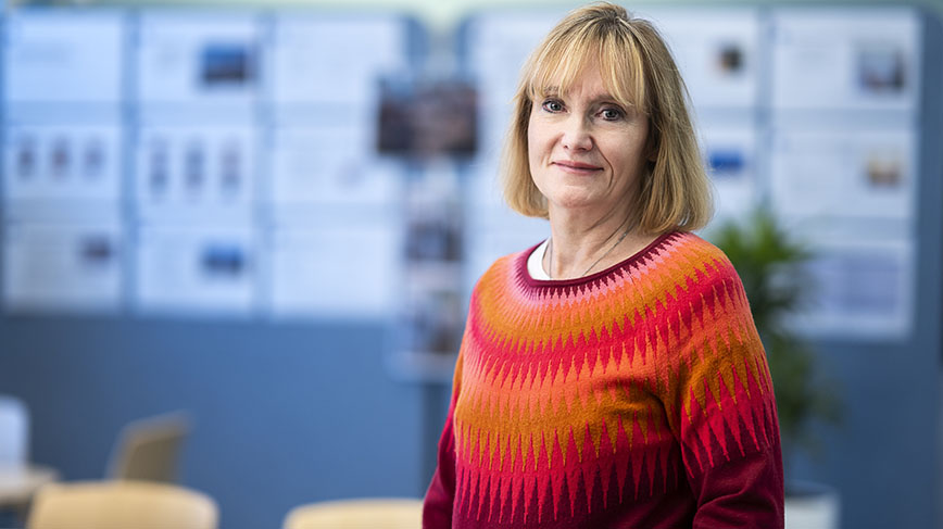 Eva Liedholm Johnson framför tavlan i undervisningssalen