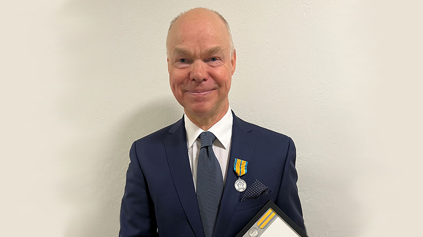 Gunnar Karlsson med Högkvarterets förtjänstmedalj från Försvarsmakten.