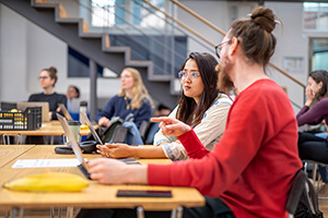 Två studenter som deltar i en workshop