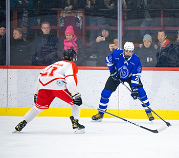 Hockeyspelare från KTH och LTH gör upp på isen