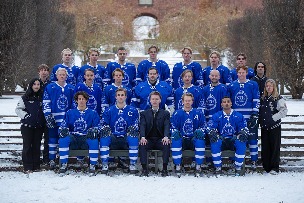 KTH Hockey's team The Royal Blue gathered at KTH's central campus.