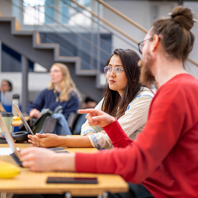 Två studenter som deltar i en workshop.