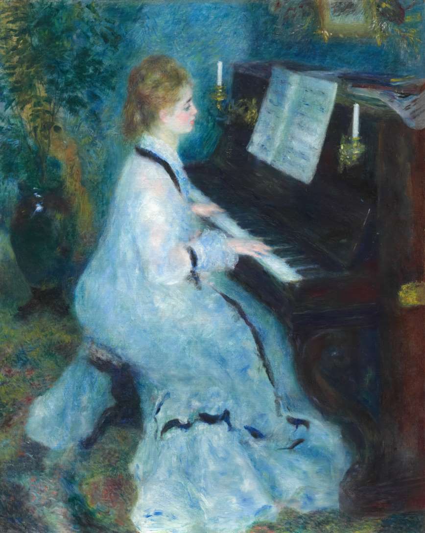 En kvinna i långklänning spelandes piano.