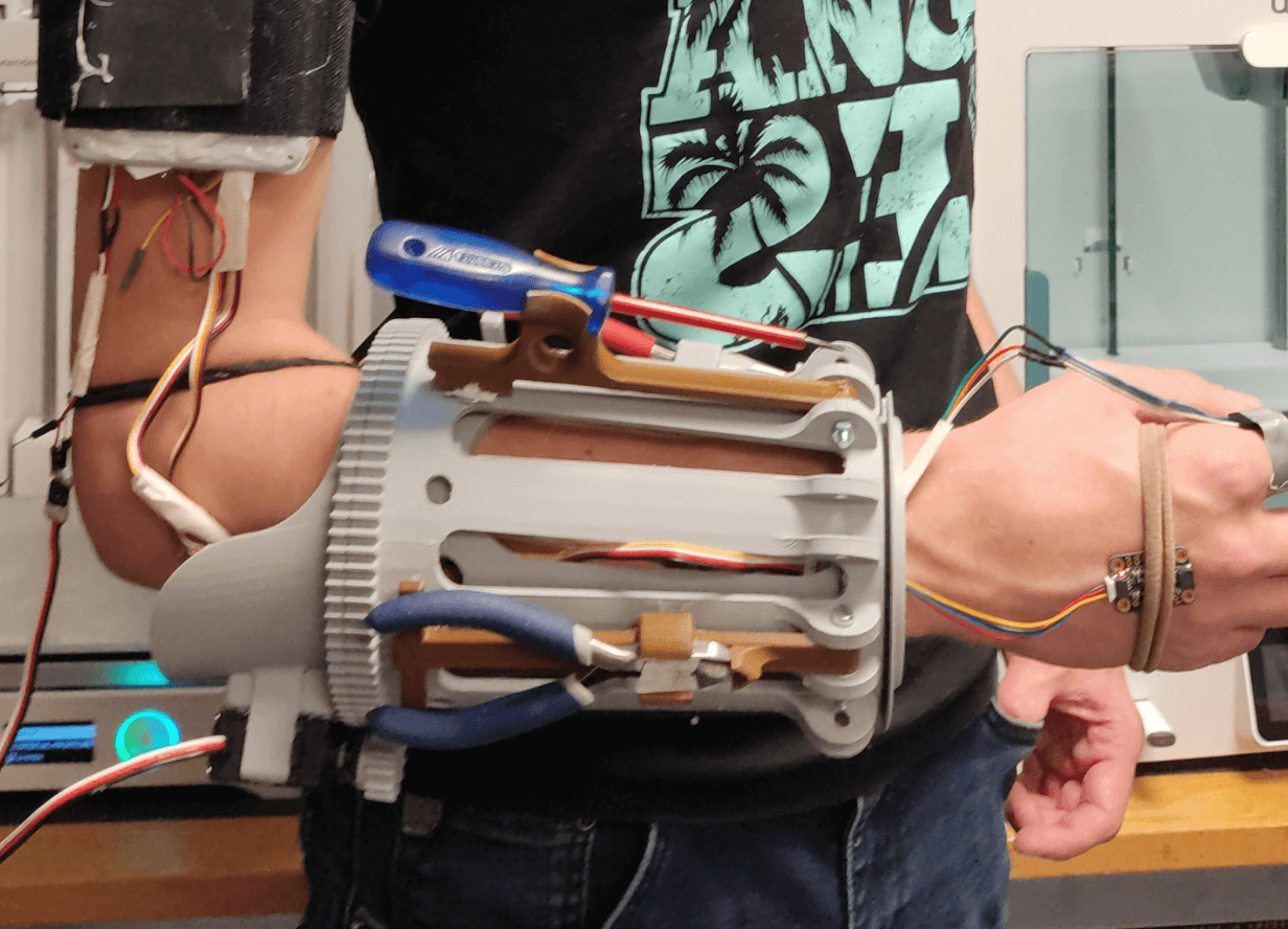 An arm mounted customizable toolholder, created by student Jelte Jan Breukel @Middla, autumn 2023.