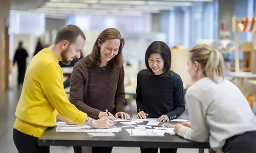 Yrkesverksamma studenter pluggar tillsammans.