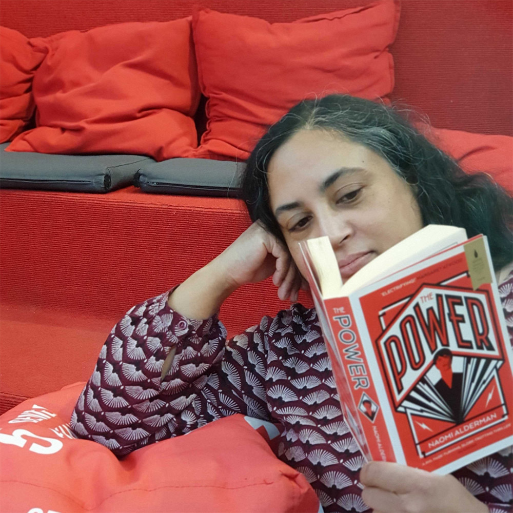 Medarbetare Aruna läser The Power