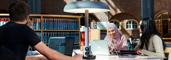 Studenter pluggar tillsammans på KTHB.