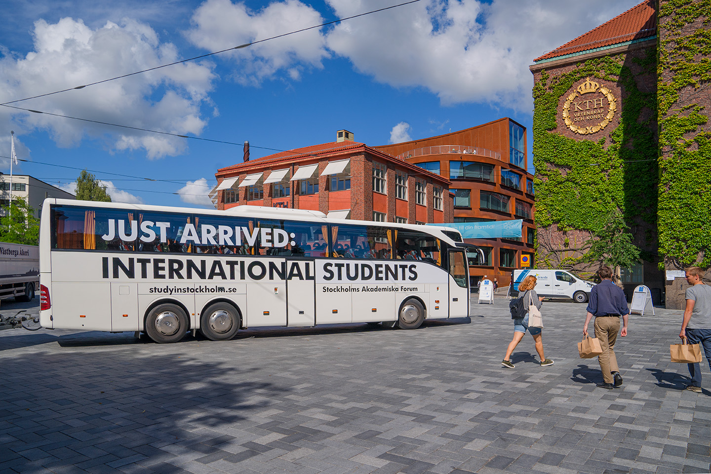 Arrival bus for international students at KTh Entré.