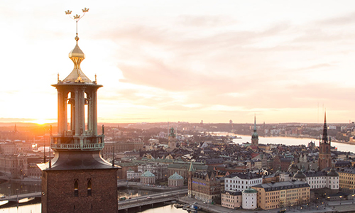 Toppen på Stockholms Stadshus med de tre kronorna
